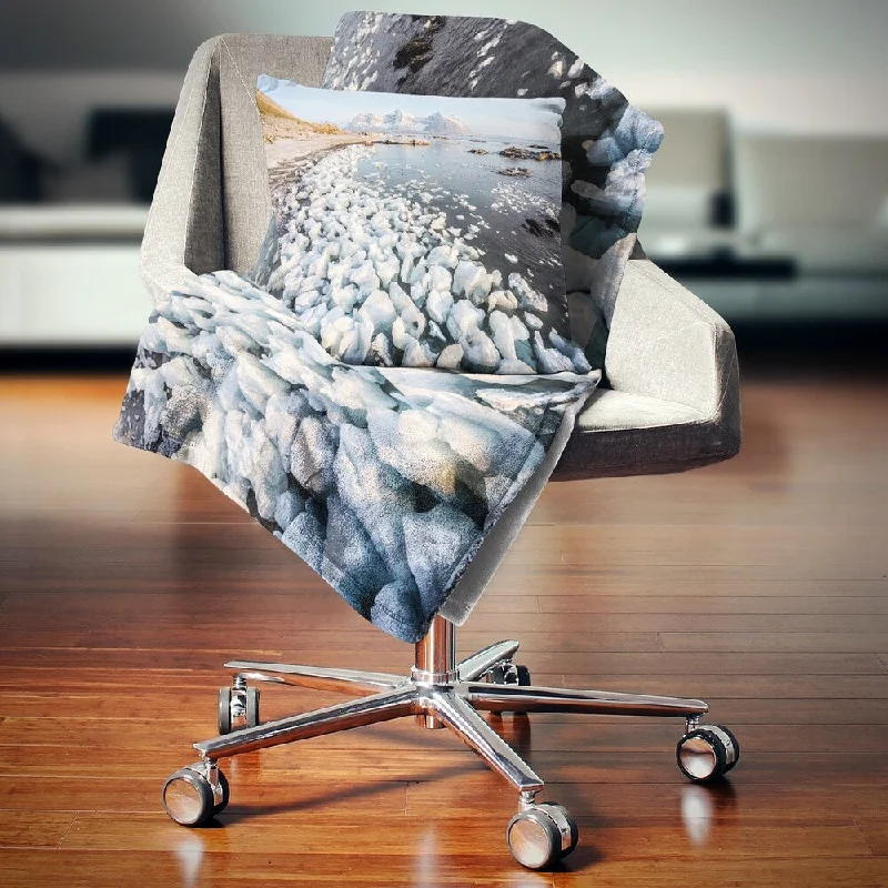 Queen - size blankets for standard - sized bedsDesignart 'Sunny Morning in Arctic Spitsbergen' Landscape Fleece Throw Blanket