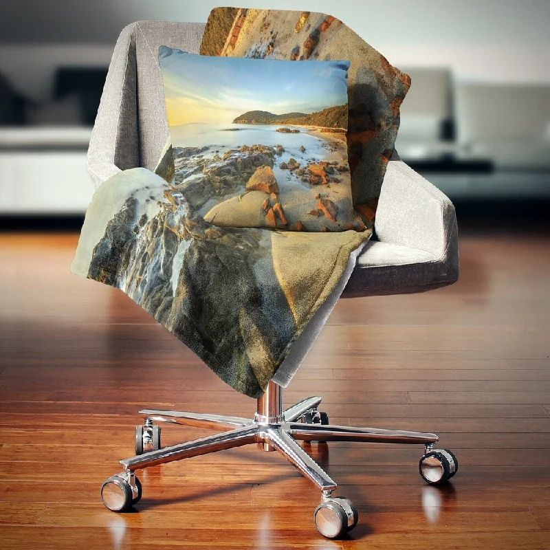 Linen blankets with a rustic and textured lookDesignart 'Sunset in Cala Violina Bay' Landscape Fleece Throw Blanket