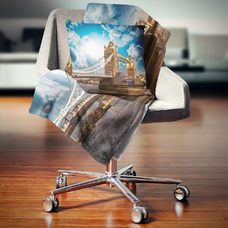 Chenille blankets with a thick and fuzzy textureDesignart 'Sunset Over Tower Bridge' Cityscape Photo Throw Blanket Chenille blankets with a thick and fuzzy textureDesignart 'Sunset Over Tower Bridge' Cityscape Photo Throw Blanket