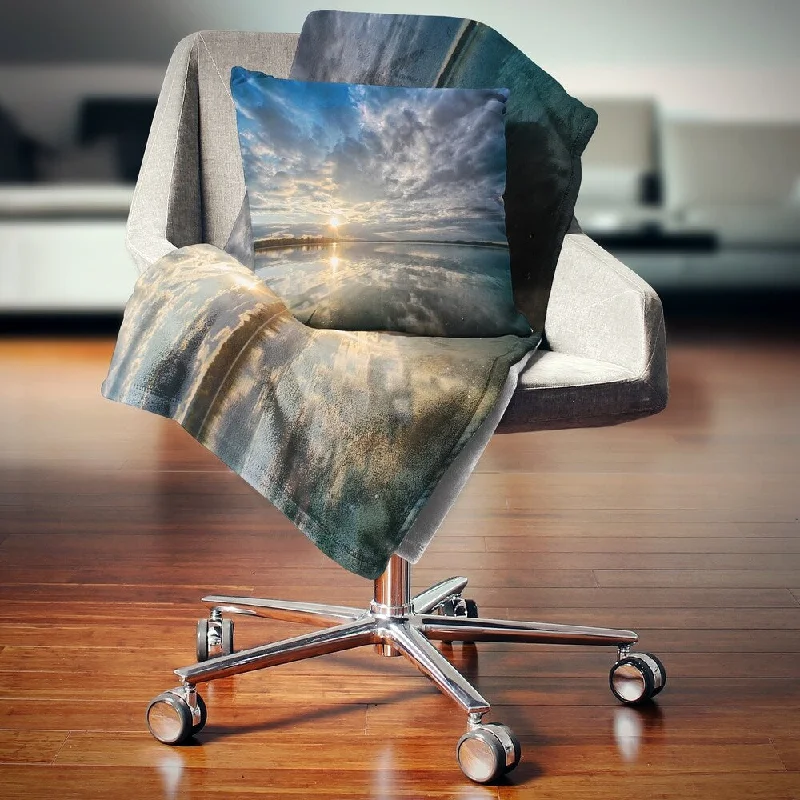 Chenille blankets with a thick and fuzzy textureDesignart 'Sunset with Dramatic Sky and Sea' Seashore Throw Blanket Chenille blankets with a thick and fuzzy textureDesignart 'Sunset with Dramatic Sky and Sea' Seashore Throw Blanket