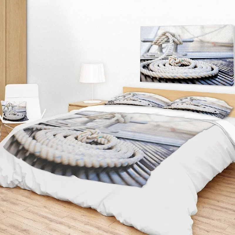 Queen - size blankets for standard - sized bedsDesignart 'White Nautical Mooring Rope' Modern Landscape Fleece Throw Blanket