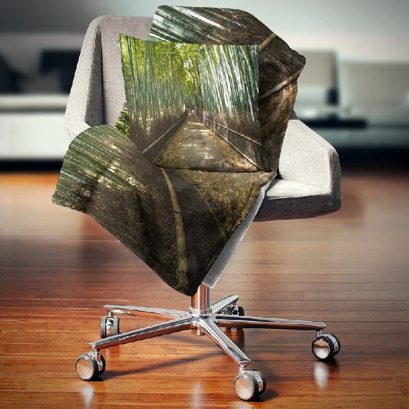 Linen blankets with a rustic and textured lookDesignart 'Wide Pathway in Bamboo Forest' Forest Throw Blanket